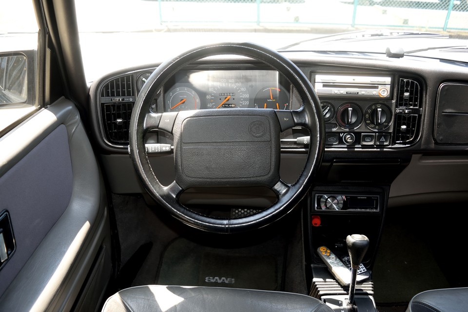 クーラーも驚くほど良く効きます。メンテナンスの賜物ですね。
残念ながらナビはDVD読み込み不良で、現在使えない状態です。古いナビですから外して、物入れスペースにしてしまった方が良いかもしれませんね。