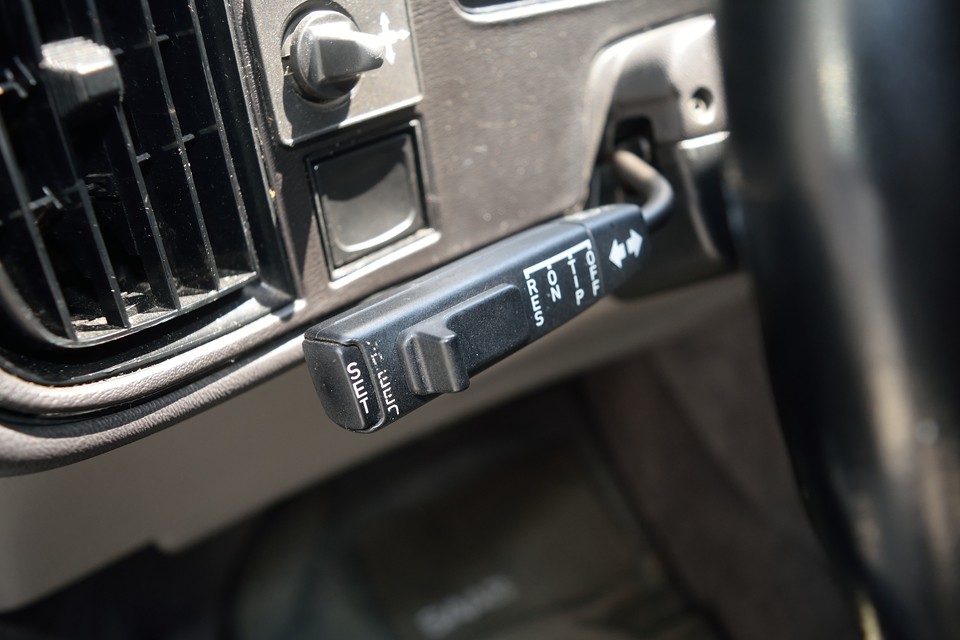 この時代にオートクルーズを標準で装備なんて・・・サーブってやっぱ高級車なのね。