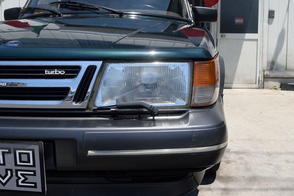 ヘッドライトは良くある反射板の劣化やくもりもありません。