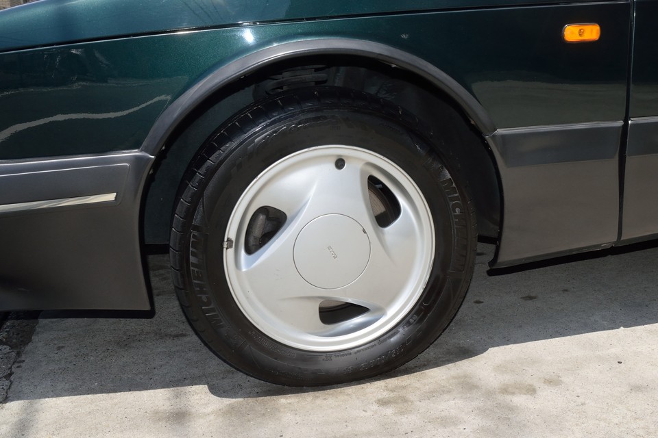 純正アルミホイールは90年代テイストを感じるフラットなデザインです。1本だけ小キズありますがそれほど気にならないと思います。