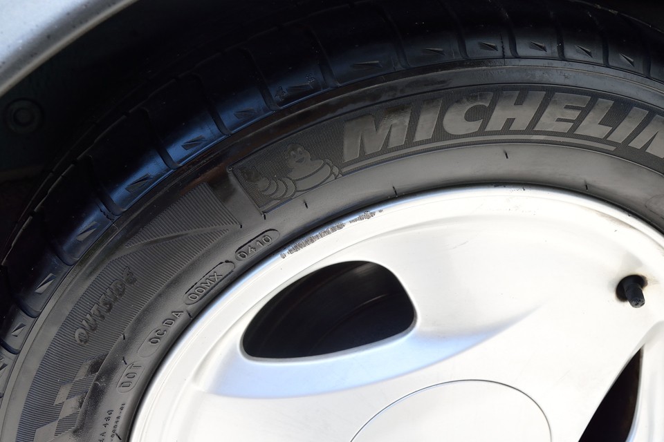 そのガリキズがコレ。他3本は、それほど目立つキズはありません。