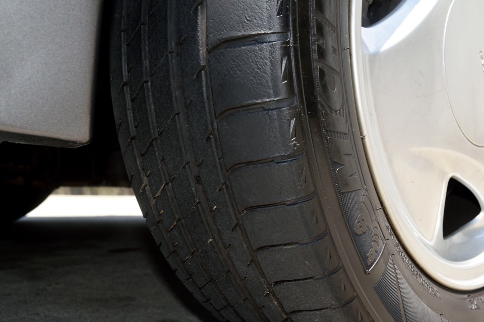 タイヤは5分山と言ったところでしょうか・・・。年数もそれなりに経過してるはずですので、そろそろ替え時かも・・・。