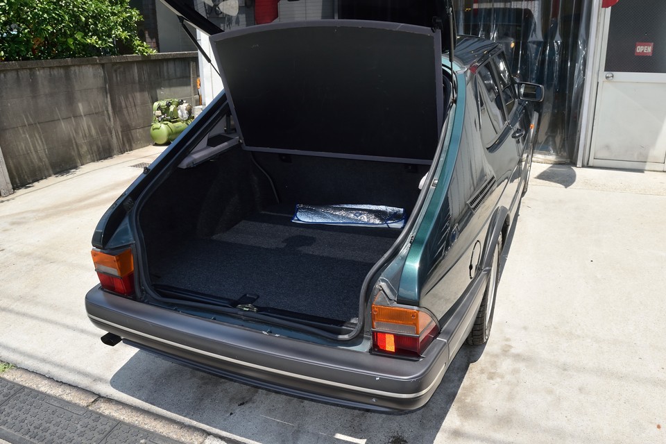ハッチバックなので、こんなに巨大な開口部になります。奥行もあって容量はタップリ！