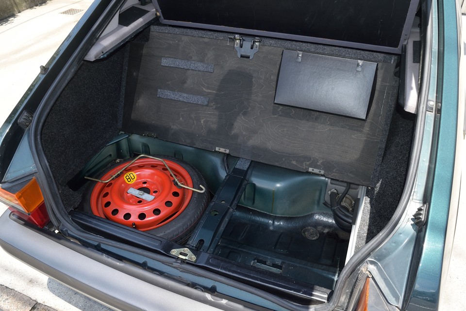 トランク下はスペアタイヤと物入れスペース！そしてボードの裏に何やら黒い箱が・・・。