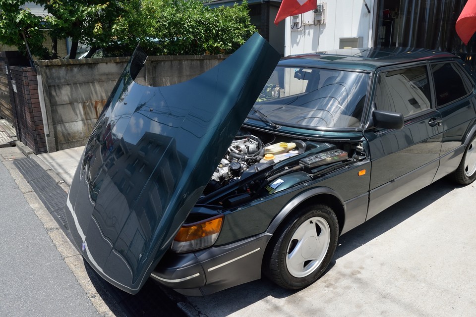 ボンネットを起こすと、何とフロントバンパーの前まで開くのです！これもちろん最大開口部！