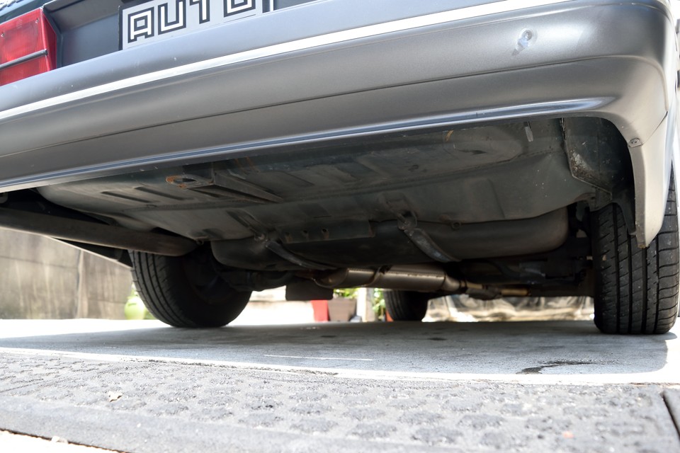 リア下面。サビ、腐食もほぼ皆無・・・マフラーもまだ新しい感じに見えます。