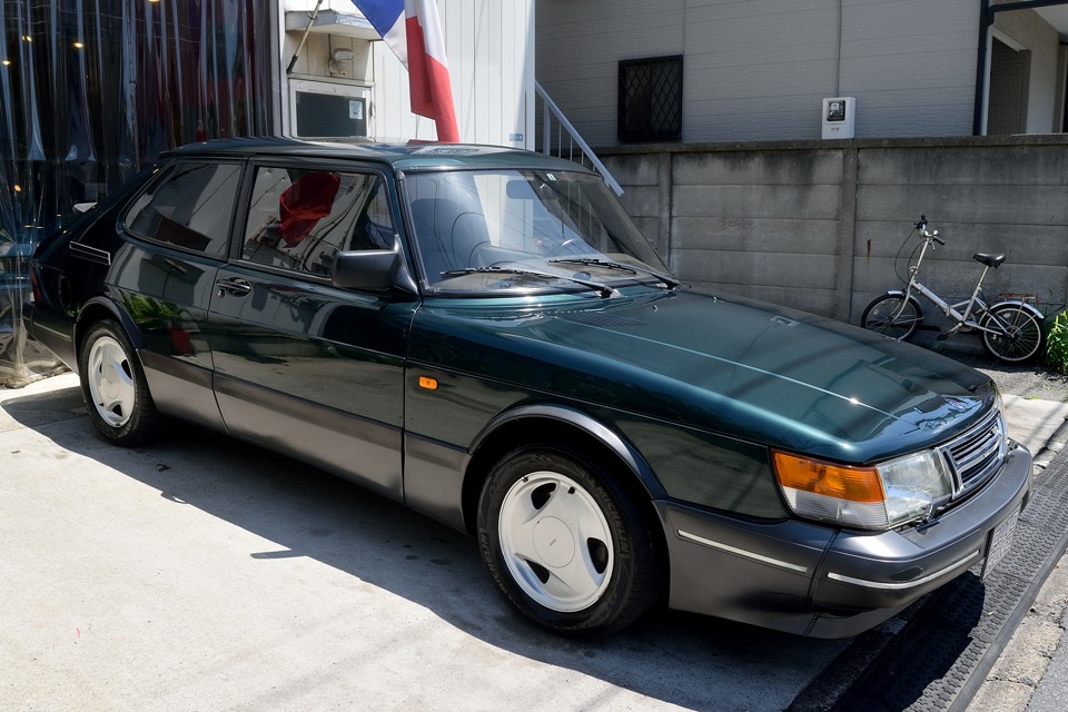 スカラベグリーンの名前の通り、緑に輝く塗装は落ち着いた上品な印象ですね。