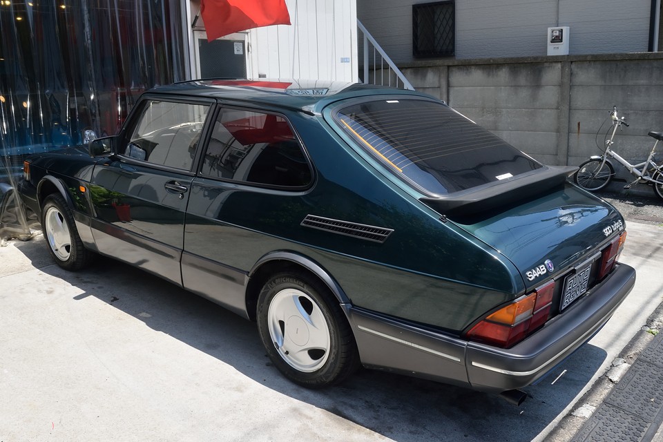 かなりボリューム感のあるデザインなのですが、濃色のおかげで引き締まって見えます。