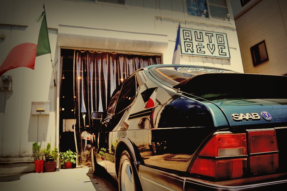 切り立ったフロントウインドウ、ボディに対し極端に長いハッチバックライン、一瞬アンバランスにも見えるテールの垂れ下がり、そんな頑固さをサーブの方程式で解いてみれば・・・。