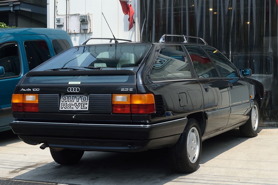 少し厳つい91年以降の後期型とは違って、この前期型は真面目そうなフロントマスクや、シンプルで美しいボディラインがいいですねぇ。