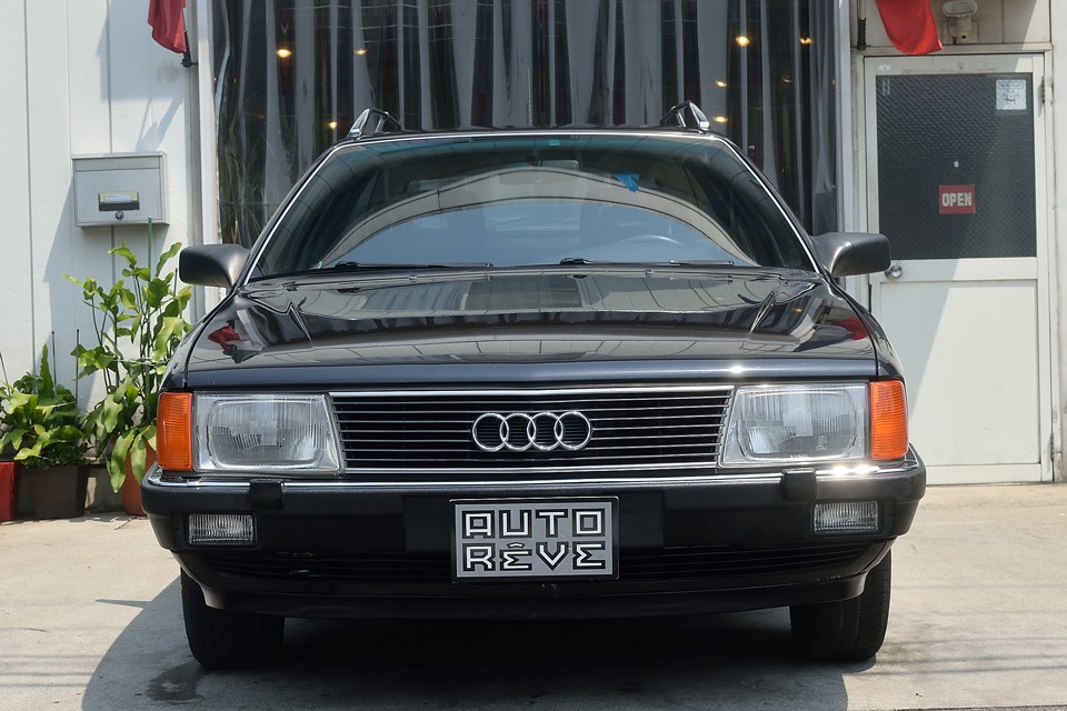 この後のアウディとは明らかに違う、可愛さすら感じられるフロントマスク。