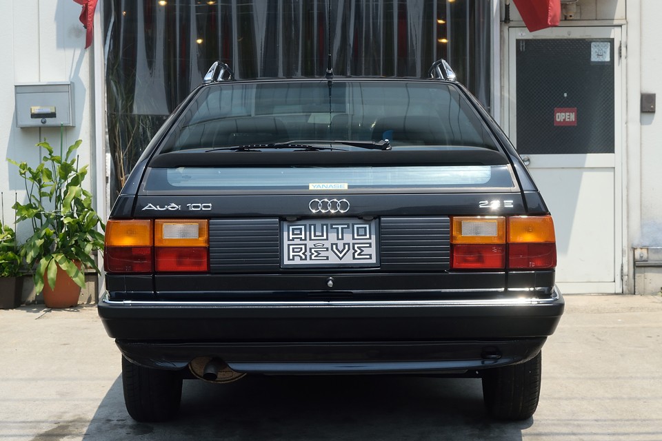 非常に丹精な造りのリア。乗る人のインテリジェンスを感じさせるクルマだと思います。