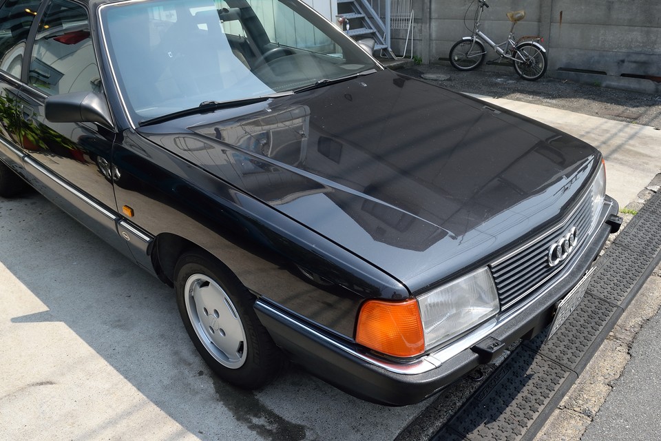 ほぼ黒に近いダークグレーのメタリックです。全体的にはご覧の通り、25年を経過したクルマとしてはとても良い状態だと思います。