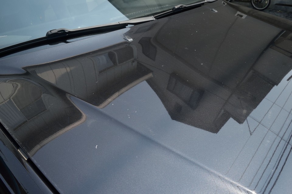 そうは言っても、もちろんそれなりの劣化はあります。ボンネットの塗装は細かな点キズが少し目立つでしょうか。