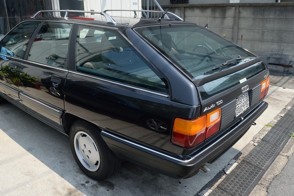 サイド部やリア廻りは目立つキズ、凹みも無く、全体として見れば、かなり清潔感のある好印象のおクルマです。