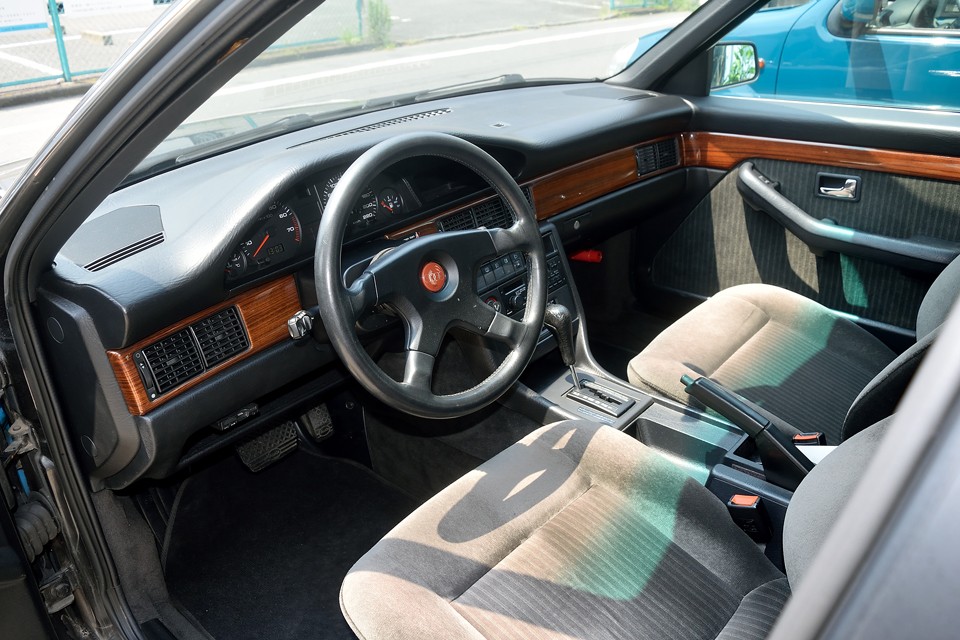 現在のアウディへも引き継がれている、シンプルで無駄の無い機能的なインテリアデザイン。とても25年前のものとは思えません。