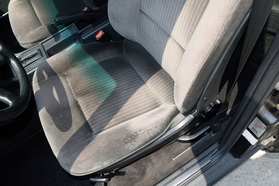 一番傷みやすい運転席のサイド部に若干の使用感はありますが、破れはありません。