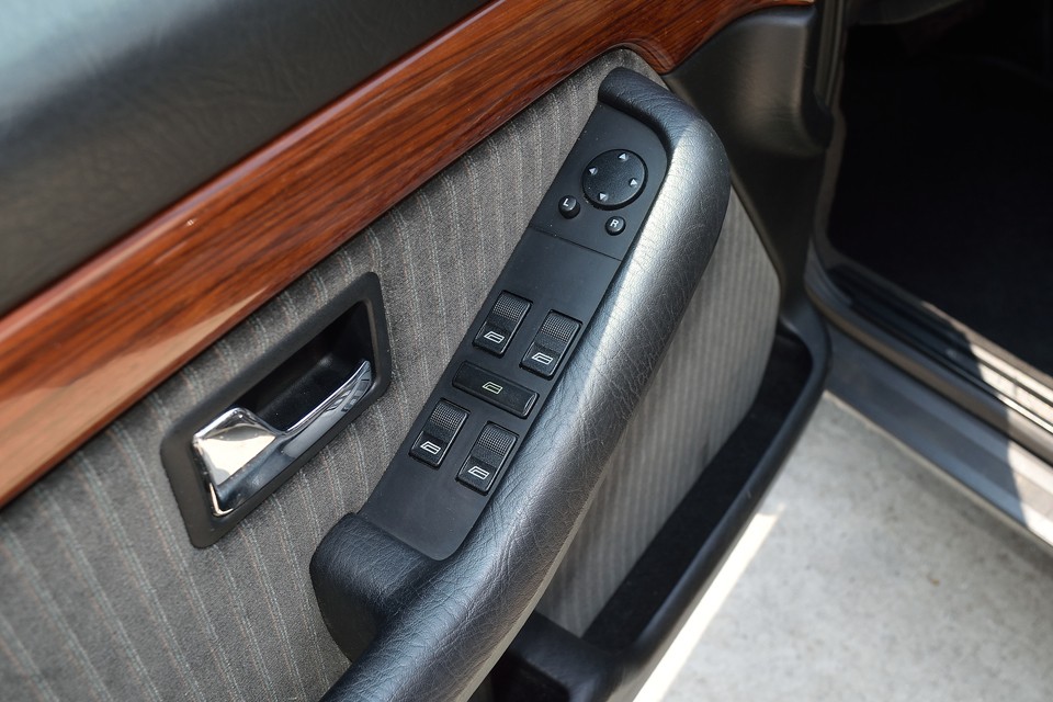 使ってるとテカリや汚れで使用感の出やすい運転席のスイッチ類もこの状態です。