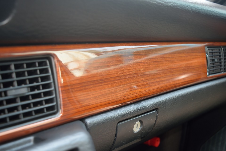 木目パネルもヒビや劣化はほとんどありません。ツヤがあり、とても清潔な印象です。