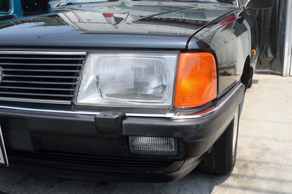 ヘッドライトレンズ、リフレクターともに、ほとんど劣化は見受けられません。左のバンパーコーナーにご覧のスリキズがあります。