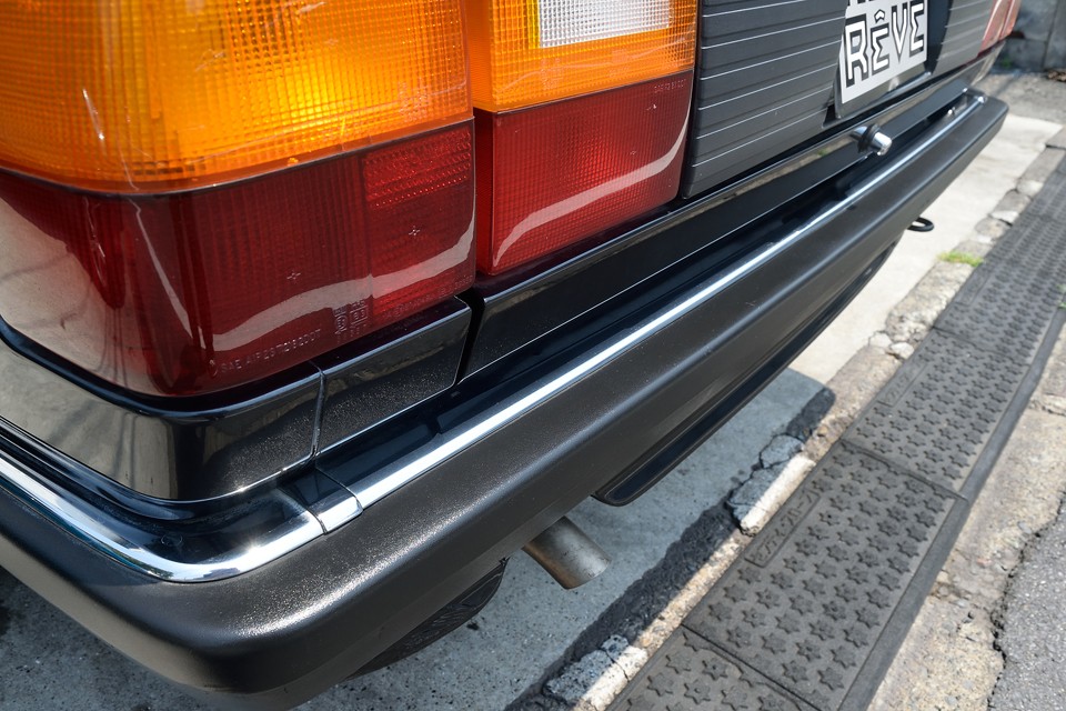 バンパーの状態も良いですね。劣化で白くなってくるのがほとんどですが、ちゃんと「黒」です。ステンのモールもご覧の輝きです！