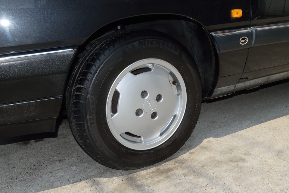 純正アルミホイールもスッキリしたデザインで好感が持てます。若干のガリキズはありますが、ほとんど気にならないと思います。