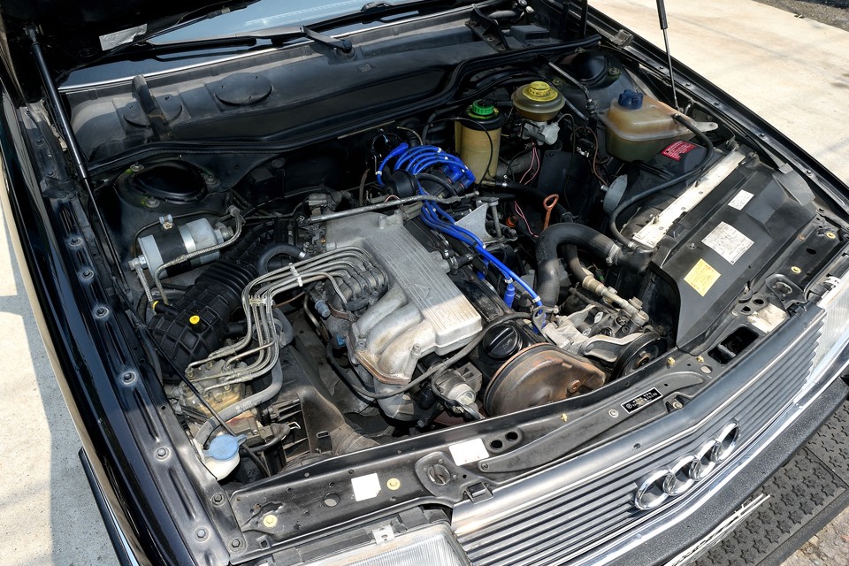 水冷直列5気筒SOHC 、2309cc 、最高出力135ps(99kW)/5500rpm 、最大トルク19.4kg・m(190.2N・m)/4000rpm を発生するエンジン。
数字だけ見ると非力に思えますが、車両重量が1360kg と現在のクルマに比べて、かなり軽量なので、想像以上に力強い走りです！
