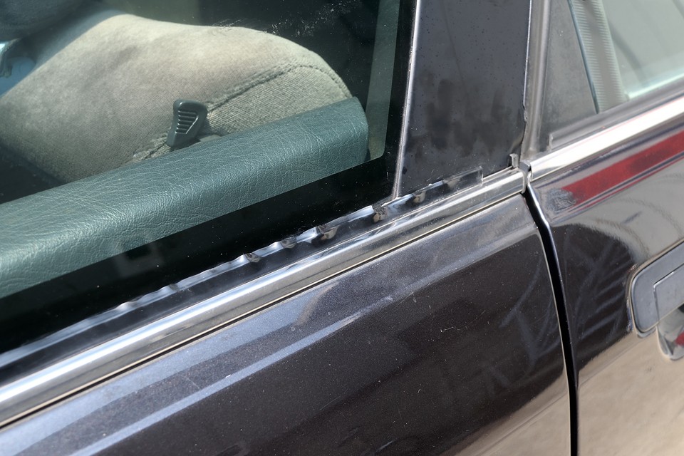 外観上で気になるのが、先ほどのバンパーコーナーのキズと、この右リアウインドウモールのヨレ。