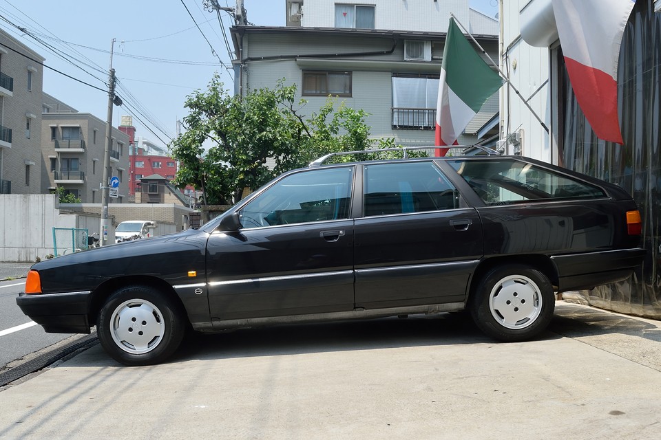 ワゴンと呼ぶにはあまりにも流麗なフォルム・・・。