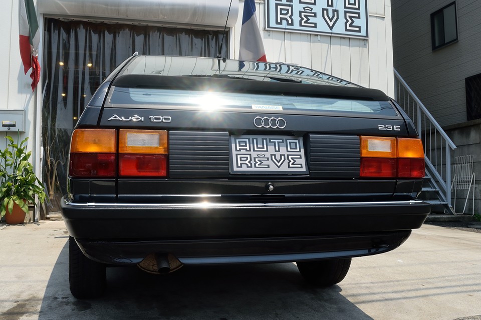 1本の線の凄味を感じさせる素晴らしいデザインではないかと・・・。