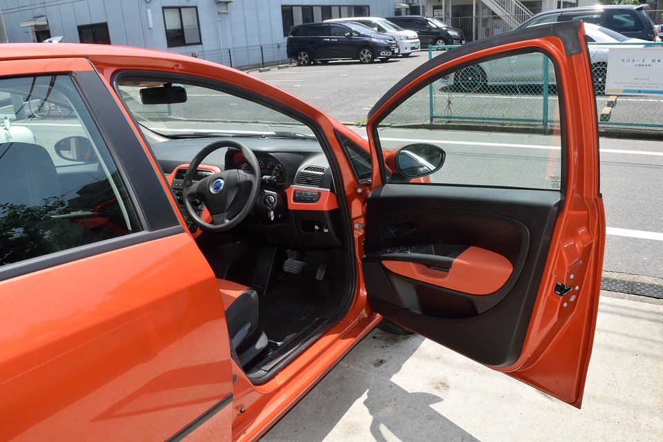 POPなデザインに元気の出るカラーコーディネイト！これぞイタリア車の真骨頂！と言ったインテリア！