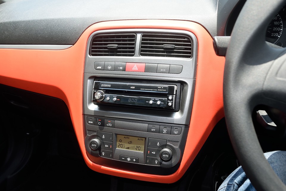 自然と意識が集中するデザインのインパネ！　「迷わない事」も安全性能の一部と言えるのでは。