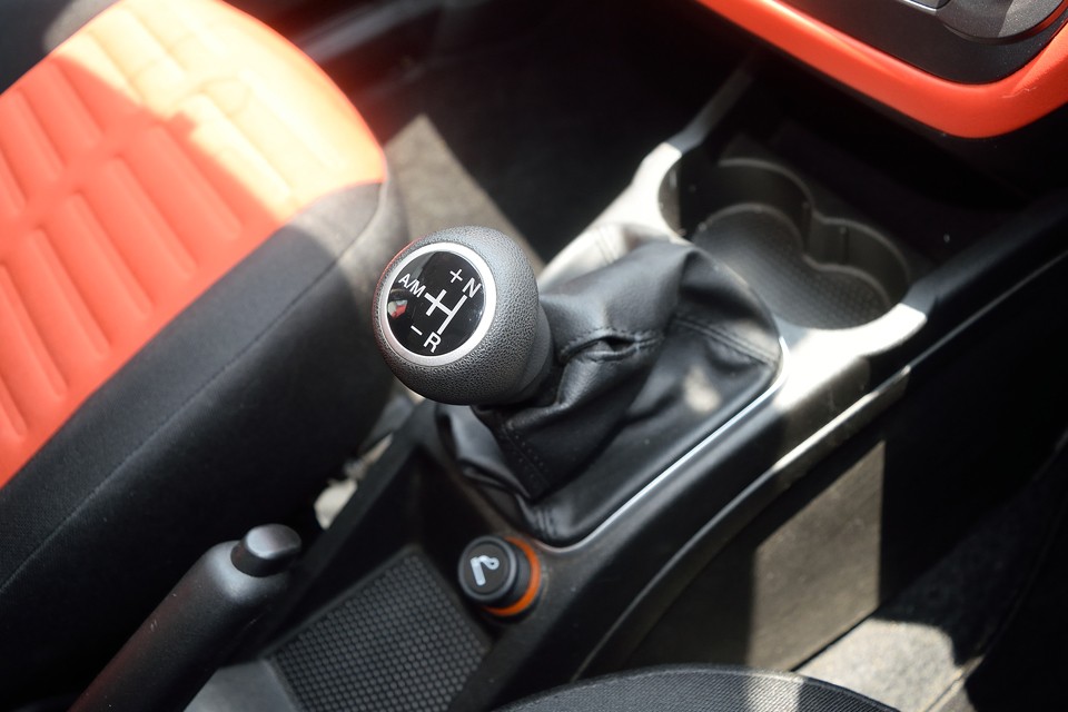 フィアット独自のセミオートマミッション「デュアロジック」。AUTOモードでは楽々運転、いざという時にはMANUALモードでスポーティーに！