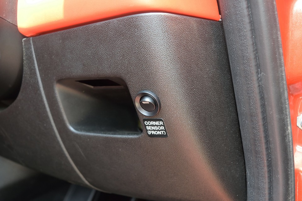 「フロントの鼻先が少し長いから、狭いところだと擦っちゃいそうで・・・」なんて心配は無用！フロントコーナーセンサー付きなので、障害物を警告音でお知らせ！これなら安心ですね。