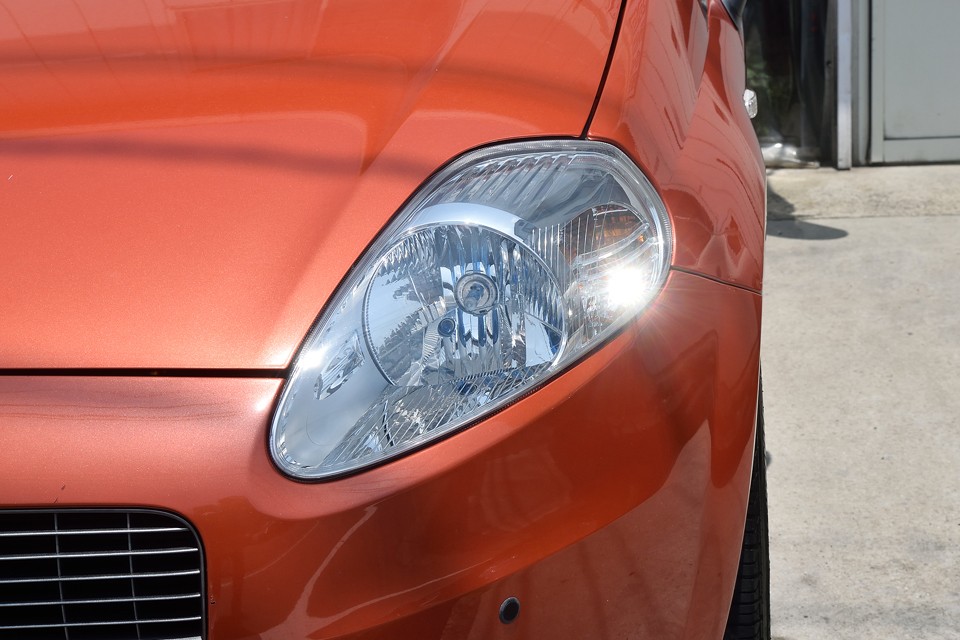 ティアドロップ型のヘッドライトはとってもクリア～！やっぱ生きの良さは目を見れば・・・魚かっ！