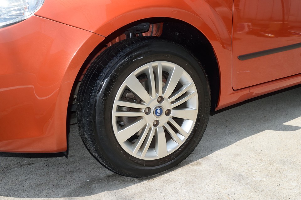 純正アルミホイールは若干のガリキズありますが、ほとんど気にならない程度です。