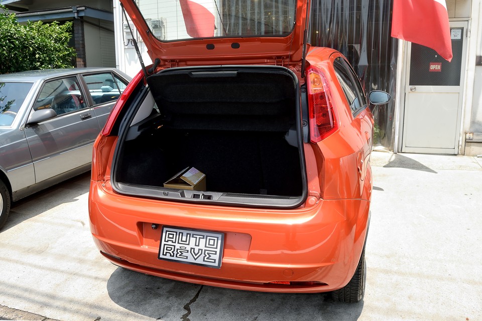 高さ、奥行ともに日常使用には十分なトランクスペース。　リアシートを倒せば更に広大なスペースに！