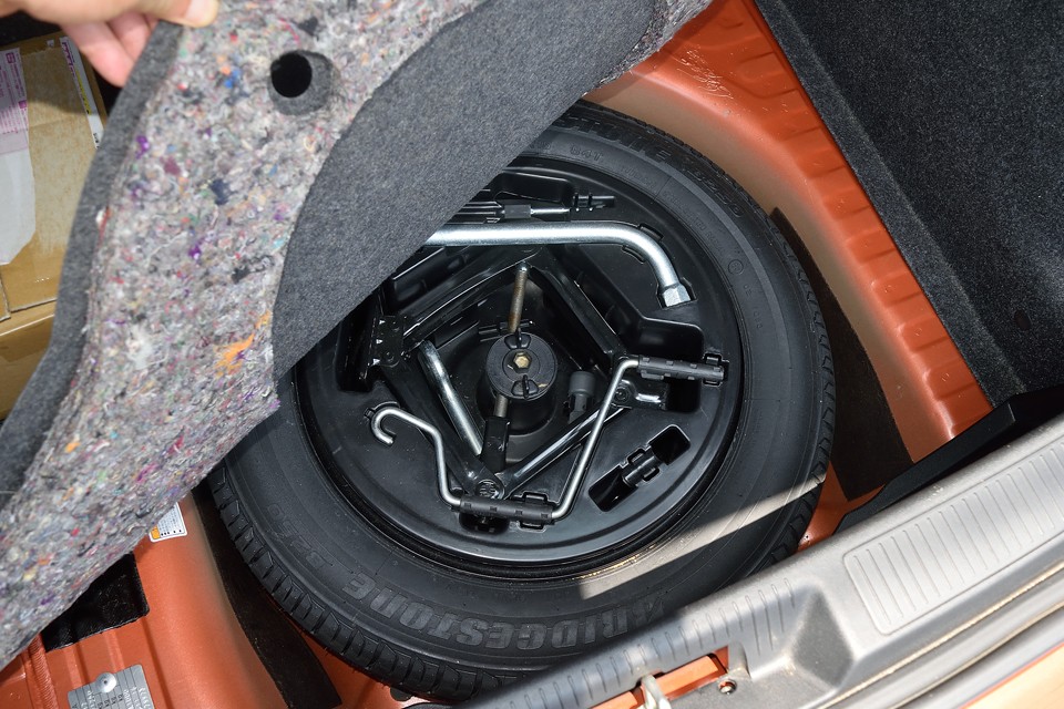 トランク下のスペアタイヤ、工具も揃っています。