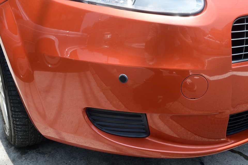 これがフロントコーナーセンサー！けっこう感度が良いので、横断歩道なんかで近くを人が通ると「ピーピー」鳴ったりしますが、そんな時はスイッチでOFFに出来ます。