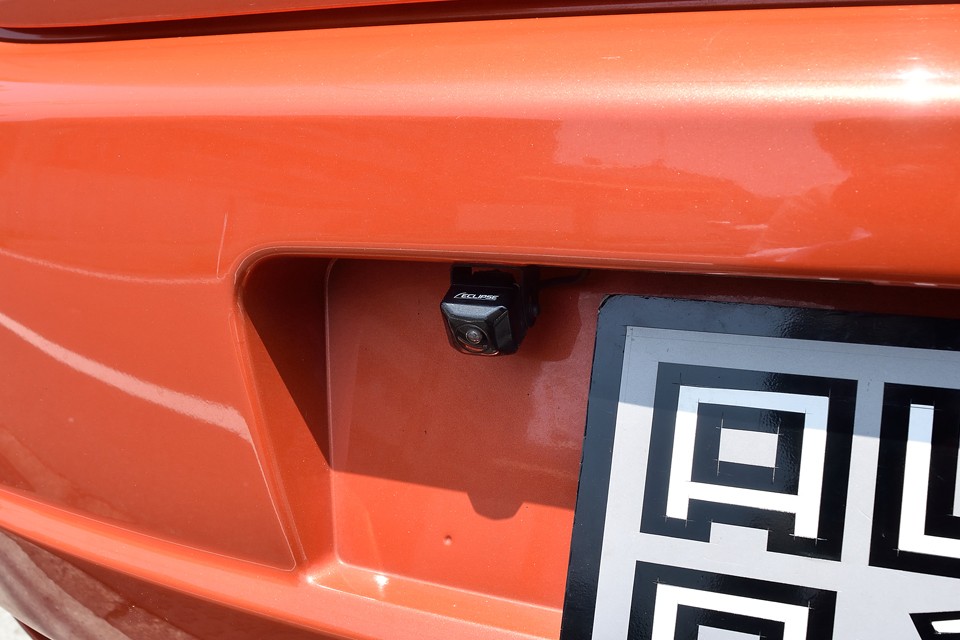 バックモニター用のカメラも目立たず、違和感の無い取付です。