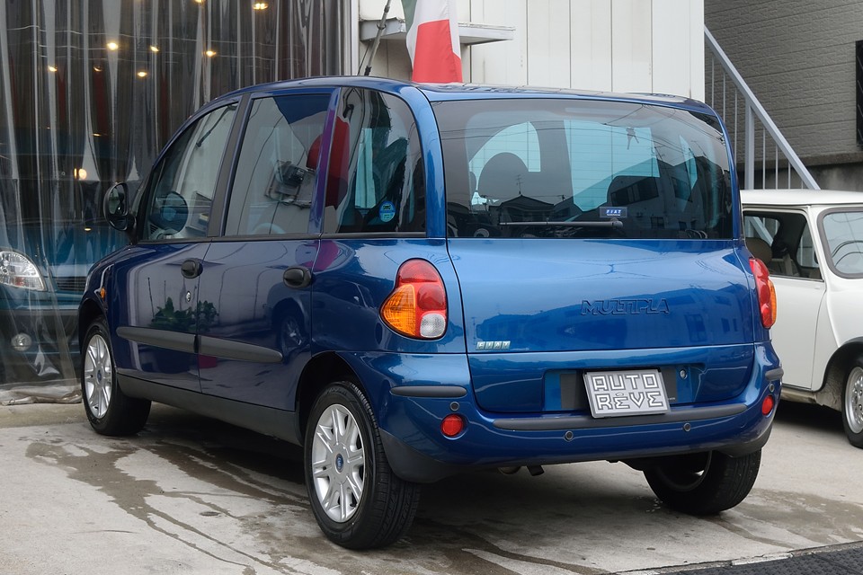 横3人掛け×2列の6人乗り！真ん中にチャイルドシートを付ければ、お父さん・お子様・お母さんの「幸せ3人掛け！」とっても優秀なファミリーカー！