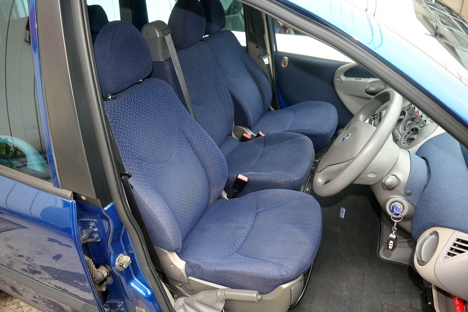 シートは少し汚れが目立つでしょうか・・・。まだクリーニング前なので、がんばってキレイにしま～す！