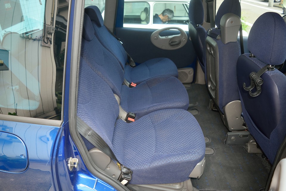 前席ほどではないですが、後席にも少し汚れがあります。クリーニングでキレイになりそうです。