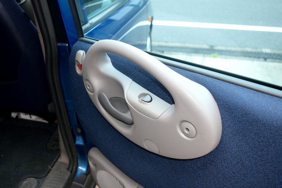 もちろん、後席の取っ手も「さらさら～！」