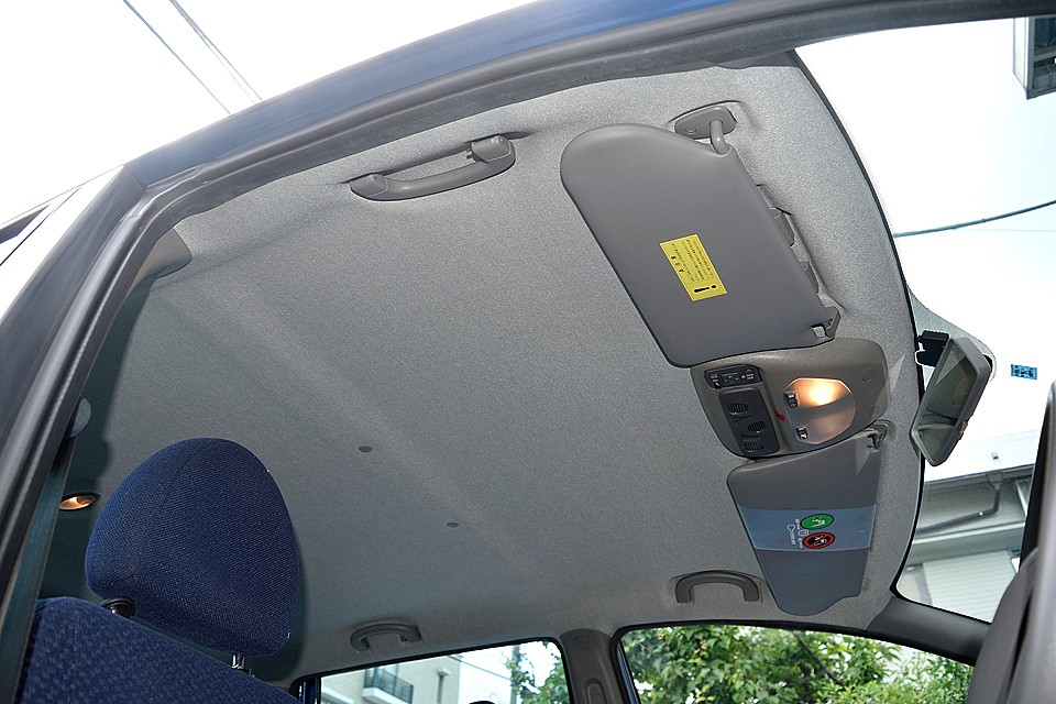 汚れが目立つはずの白い天張りですが、ご覧の通り！タバコやペットのイヤな臭いもありません！