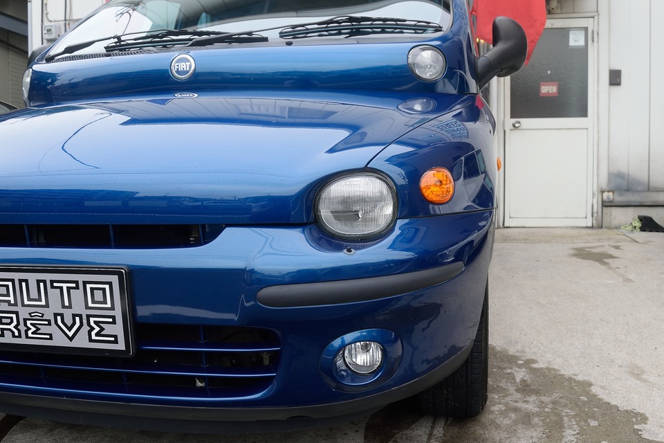 ハイ、ロー、フォグと3段逆スライド方式？！のライト類もクモリはありません！