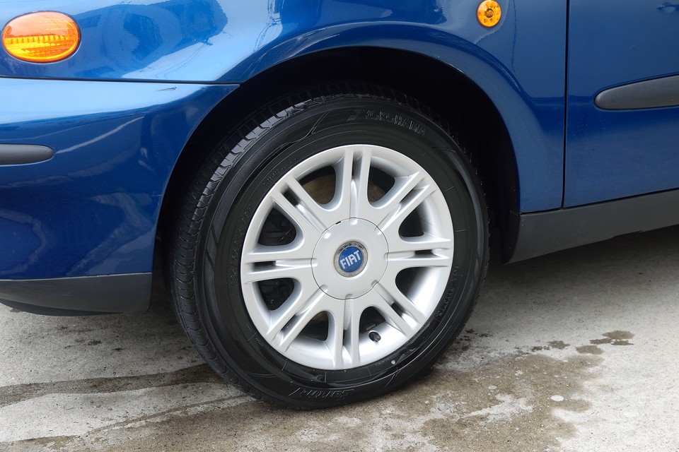 ELX プラス用の純正アルミホイールを装着！って事はこのクルマ・・・ELXプ・・・くらい？！