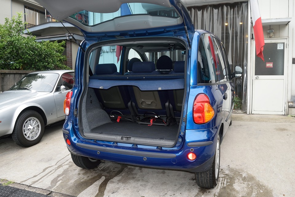 幅も高さもあるのでラゲッジスペースはタップリ！6人分の荷物でも問題ないですね。