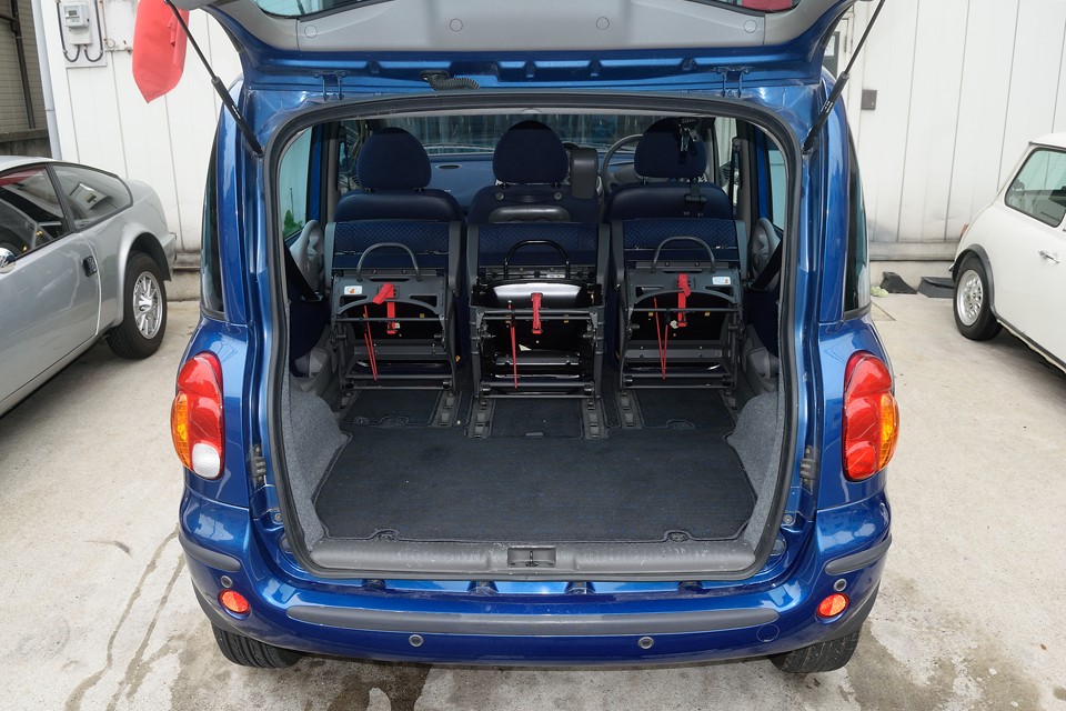 後席をたためばご覧の通りの巨大なラゲッジスペース！もはや乗用車を超えたっ？！