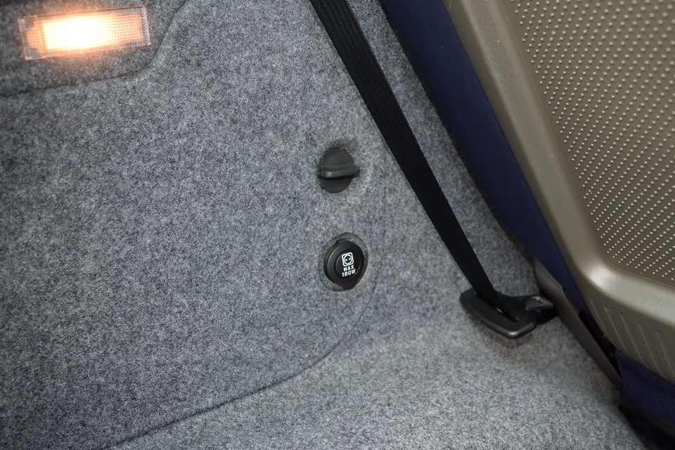 ラゲッジスペースにはシガーソケット電源も装備！車載用クーラーBOXとか、後席用の携帯の充電とか、イタリア車なのに気が効いてるぅ～？！